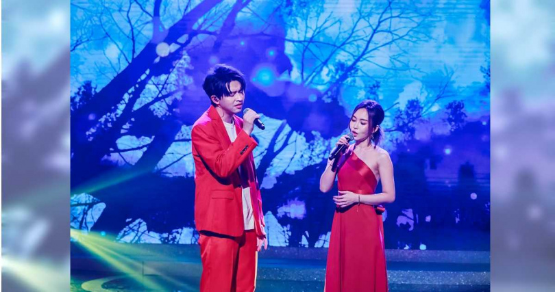 李子森（左）、杜忻恬（右）合唱天黑黑。（圖／中視提供）