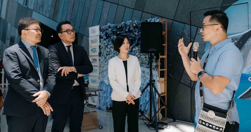 蘭陽博物館館長陳碧琳(右一)親自為中信金控證券事業長張浴澤(左一)、副總經理孫紀蘭(右二),以及中信投信總經理陳正華(左二)導覽「鯨靈.淨零」特展(圖/中信金控提供)。