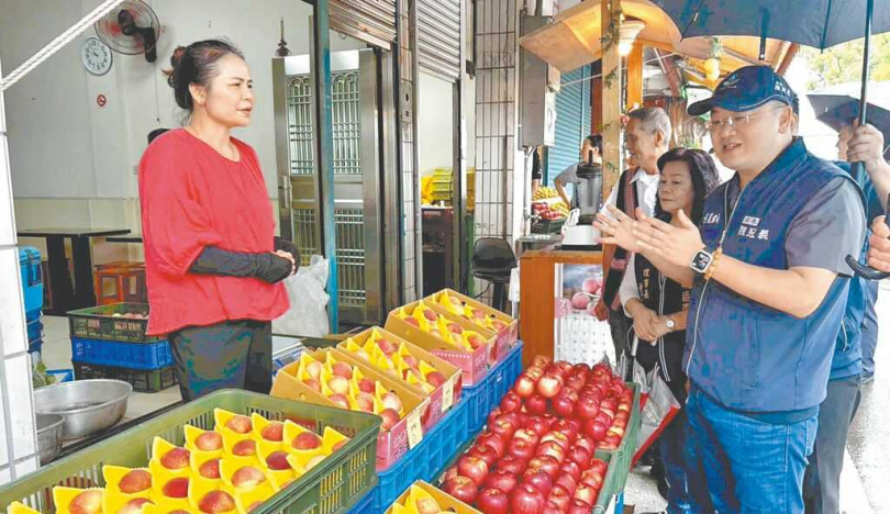 為保障消費者權益,桃園市府13日跨局處聯合稽查拉拉山水蜜桃,農業局長陳冠義(右一)表示,這段期間將不定期稽查,呼籲農友一起守護拉拉山水蜜桃品牌。(圖/中國時報賴佑維攝)