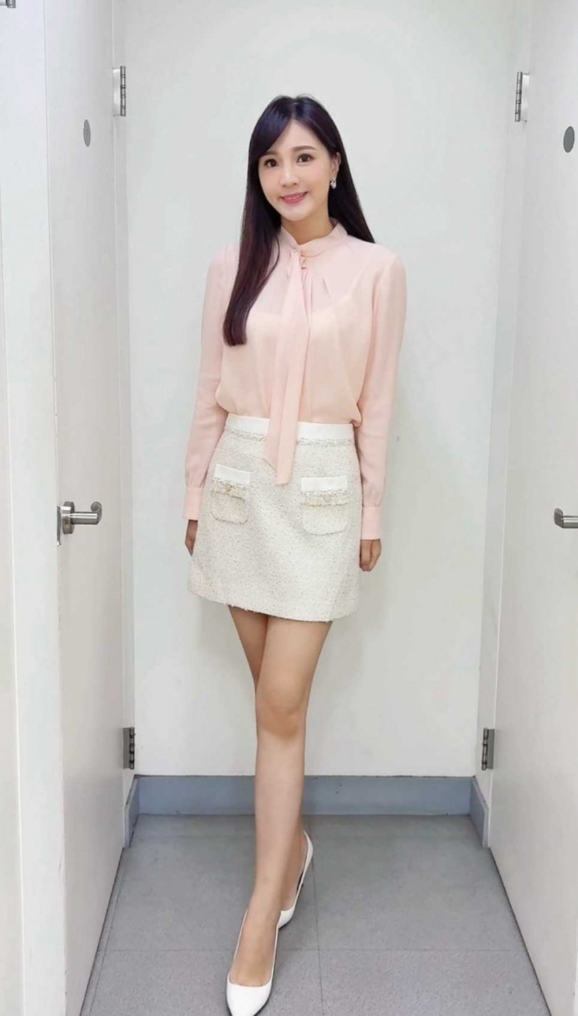 虞承璇認為升格媽媽後播報新聞視野更寬闊。（圖／華視提供）