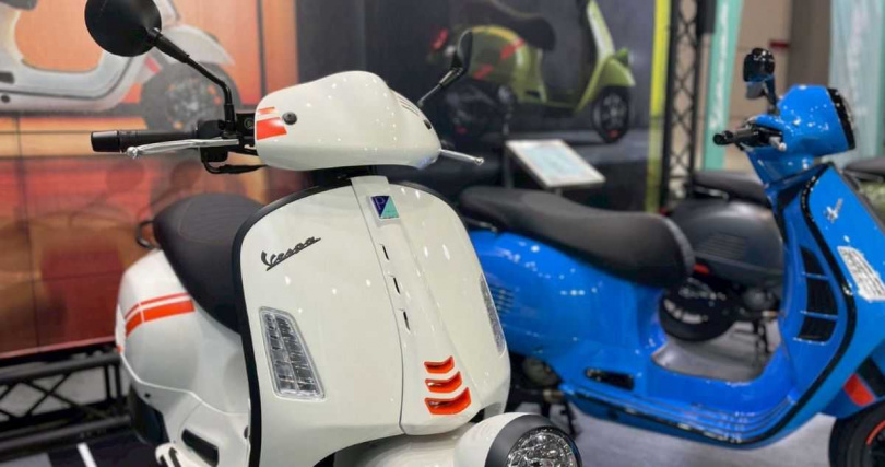 (左)Vespa GTV 300雪地白 (右)Vespa GTS 300 Super Sport前蔚藍於台北國際重機展。（圖／Vespa提供）