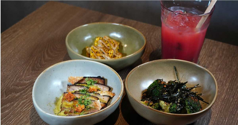 撒上墨西哥辣椒香鬆與海苔絲的「炭烤花椰菜」（前右起順時針，170元）十分涮嘴，「烤脆皮豬五花」（250元）、「炭烤玉米」（170元）亦適合下酒。（圖／魏妤靜攝）