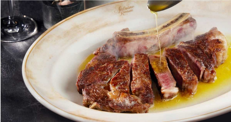 「油淋風味牛排」選用肉味濃郁的Flannery乾式熟成牛排，透過超高溫爐烤與桌邊淋上澄清奶油，為牛排多重賦味。（圖／台北喜來登大飯店提供）