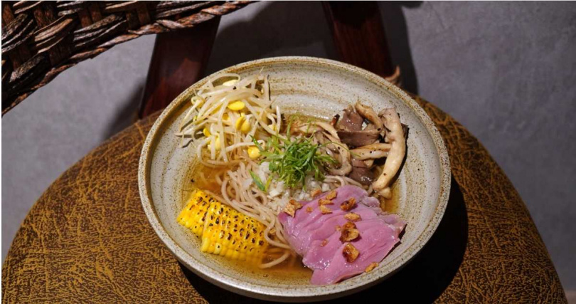 「烏龍豪野鴨蕎麥麵」風味淡雅、鴨肉軟嫩，尾韻帶有如熱茶般的溫潤回甘。（430元，圖／魏妤靜攝）