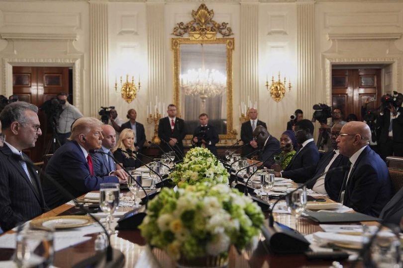 川普在白宮與西非多國領袖會面，席間脫口誇讚賴比瑞亞總統波阿凱英文好，引發外界議論。（圖／達志／美聯社）