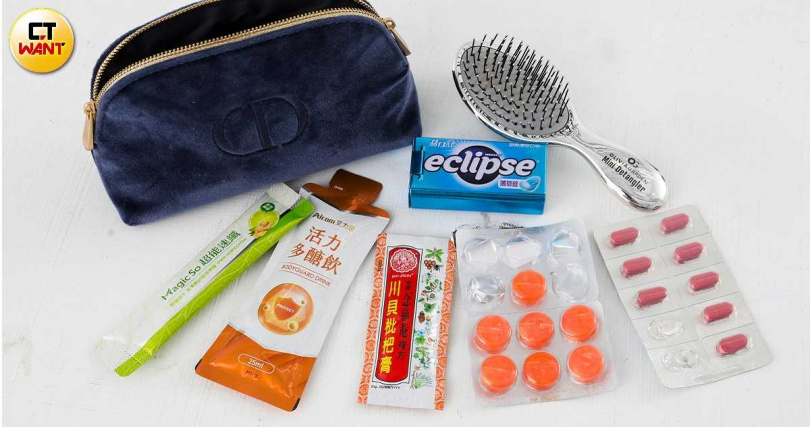 雖然很年輕，但言芯注重養生，攜帶許多保健品。（圖／侯世駿攝）