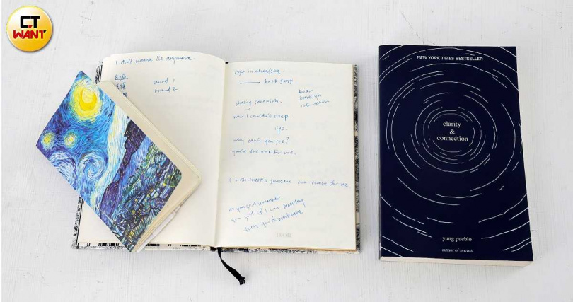 隨身帶著筆記本跟書是言芯的習慣。（圖／侯世駿攝）