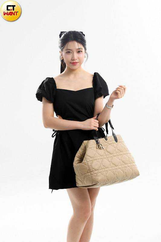 由於媽媽品味很好，言芯從小就視媽媽為自己的時尚指標。（圖／侯世駿攝）