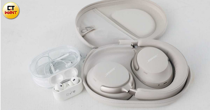 在不一樣的情境下，言芯會使用不同款的耳機。（圖／侯世駿攝）