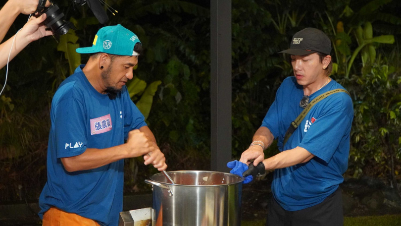 張震嶽（左）、坤達為台東粉絲製作美食。（圖／綜藝玩很大提供）