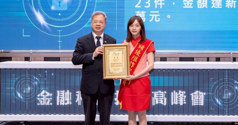 中信銀行孫姓同仁（右）阻詐有成，由行政院秘書長龔明鑫（左）頒發「臨櫃攔阻績優之金融從業人員」殊榮。（圖片提供／中信銀行）