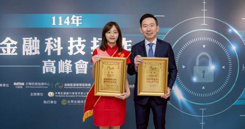 中信銀行總經理楊銘祥（右）表揚孫姓同仁（左）勇於阻詐的義舉，感謝第一線同仁盡責守住安全防線。（圖片提供／中信銀行）