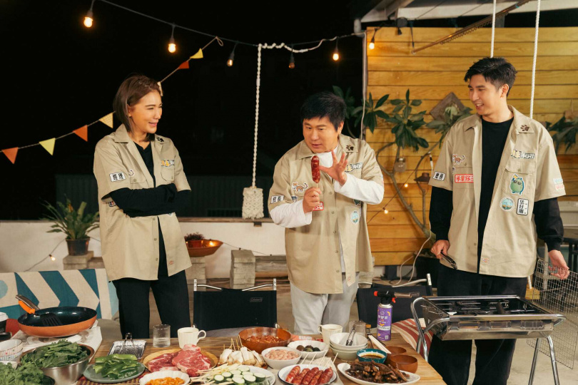 愛吃香腸的胡瓜，3人烤肉一共買了15條香腸。（圖／客家電視台提供）