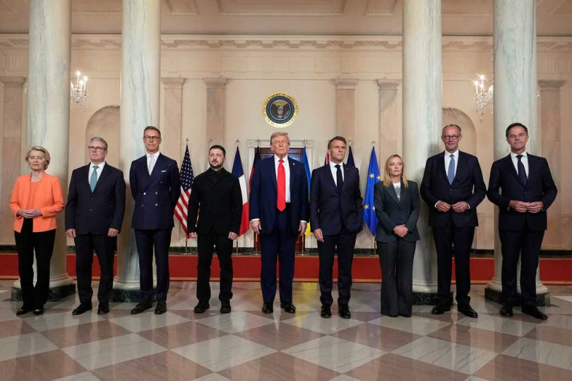 左起依序為歐盟委員會主席馮德萊恩、英國首相斯塔默、芬蘭總統斯圖布、烏克蘭總統澤連斯基、美國總統川普、法國總統馬克宏、義大利總理梅洛尼、德國總理梅爾茨。(圖/達志/美聯社)