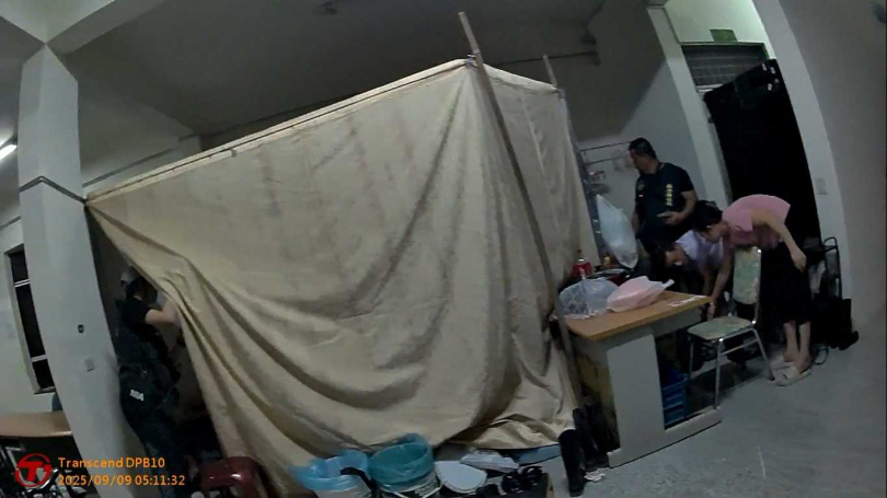 移民署專勤隊逮獲游姓女子夫妻檔非法仲介泰人來台打黑工，其所提供宿舍簡陋，移工甚至只能坐著睡。（圖／翻攝畫面）