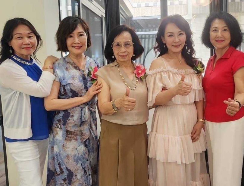 藝術團體交流成員，左起：大衛營生活藝術協會理事長曾金玉、大衛營生活藝術協會理事長藍金陵、大衛營生活藝術協會創會理事長許美志、中華全球藝術鑑賞交流協會理事長陳力瑜、台北市辛巳畫會理事長劉如珍。（照片提供／中華全球藝術鑑賞交流協會、拍攝／湯敬全）