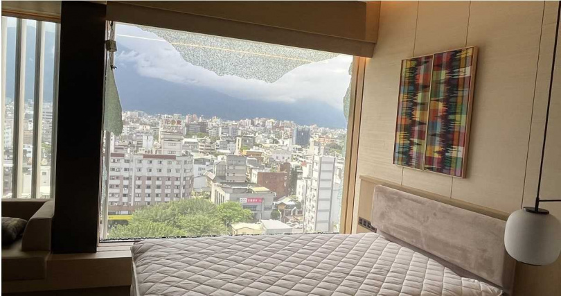 潔西艾美遭指控，去年403地震，多處受損，但因經常欠款，許多工班和師傅都不想來修繕，其中房間落地窗遭震破，要員工冒著生命安全在窗邊撿玻璃。（圖／讀者提供）