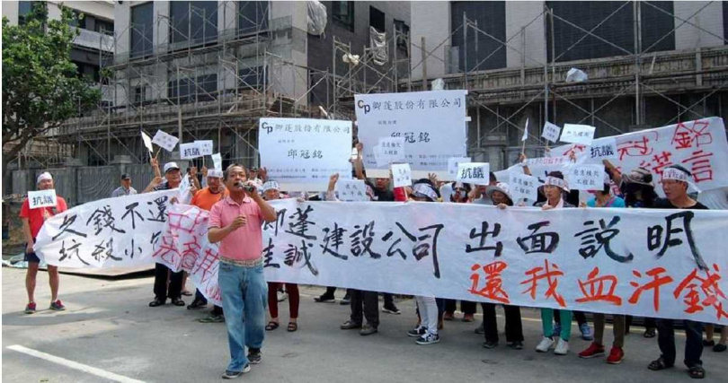 潔西艾美業主卿蓬公司傳有多筆工程欠款民事糾紛，圖為2018年遭承包商拉白布條抗議。（圖／報系資料庫）