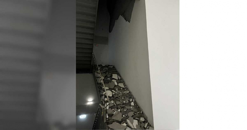 圖為403地震後，逃生梯牆面受損情況。員工指控，大樓多處受損，但並沒有如公告所述，第一時間請技師來勘查，只要大家放心，但卻人心惶惶。（圖／讀者提供）