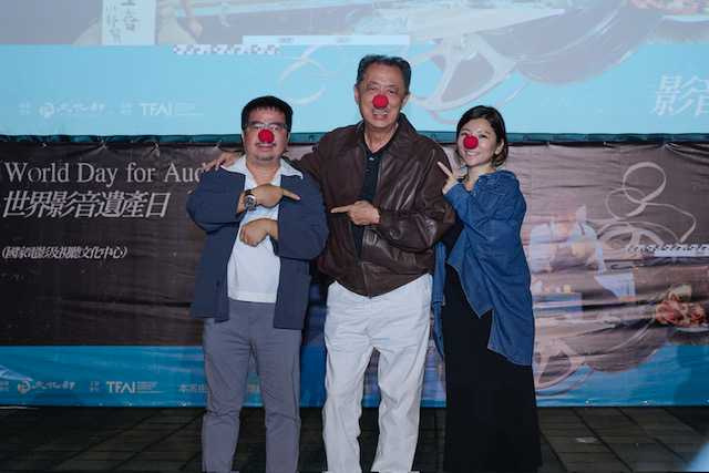 《小丑與天鵝》數位修復首映當晚請來神秘嘉賓!左起:影視聽中心褚明仁董事長、導演朱延平、許不了女兒葉蓉庭。(圖/國家影視聽中心提供)