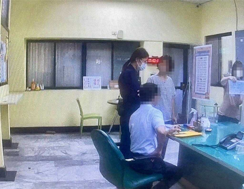 警方與地政人員向黃姓男子說明投資詐騙的手法。（民眾提供／郭良傑台南傳真）