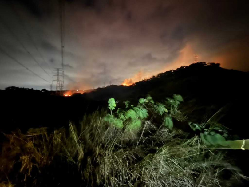 國3龍井段東側山坡驚傳火燒山。（翻攝畫面）