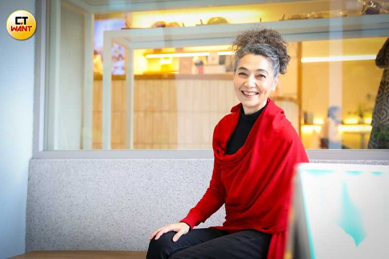 雖然小時候休學，但上進的賴佩霞花了15年讀完碩士與博士。（圖／侯世駿攝）