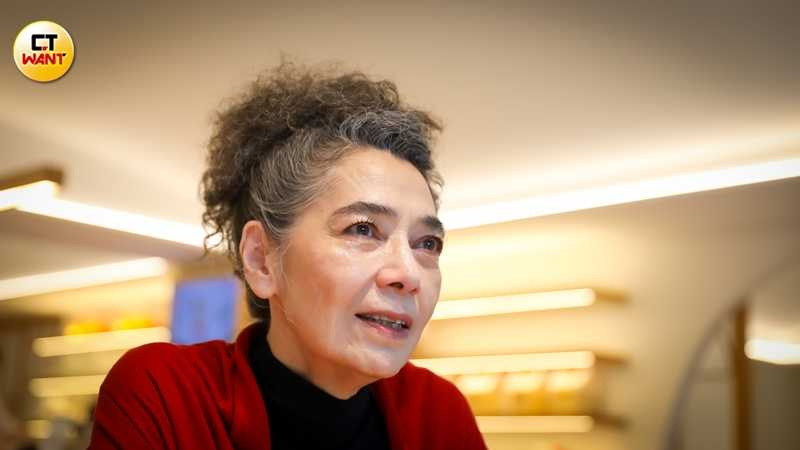 談到媽媽對自己的愧疚，賴佩霞忍不住落淚。（圖／侯世駿攝）