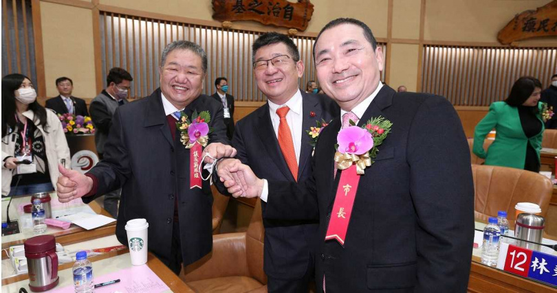 本屆新北市議會藍綠兩大黨皆未過半,藍營靠著無黨籍議員奧援而順利選上正副議長,2026年新一屆能否持續把持議會?民眾黨能否從藍綠生態中找到破口?各界關注。圖右起新北市長侯友宜、新北市副議長陳鴻源、新北市議長蔣根煌。(圖/報系資料照)