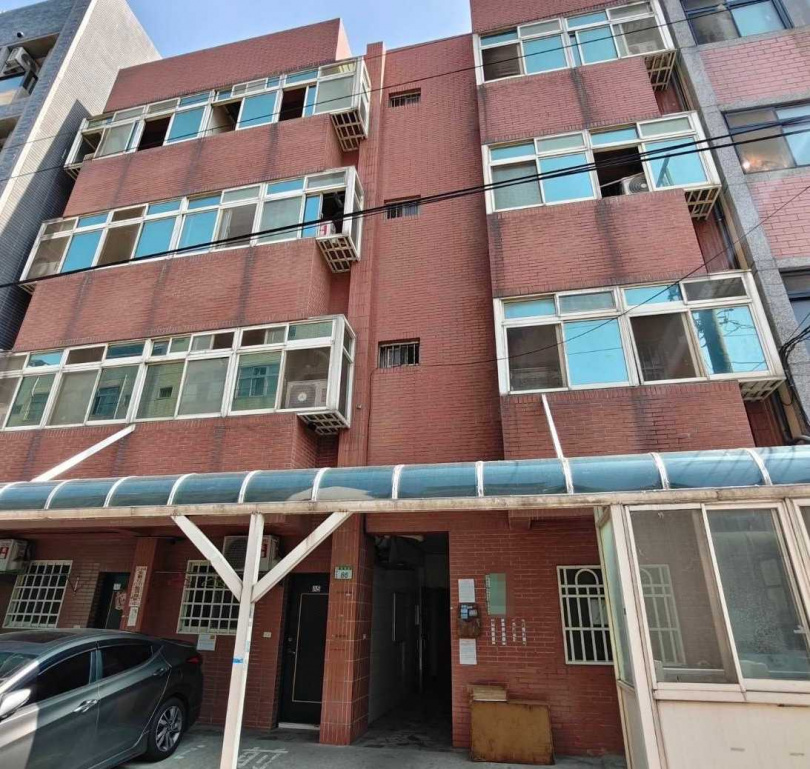 二軍球員先前爆料「觀音宿舍設備老舊簡陋，室內潮濕發霉、空間狹小，且周邊環境混雜。（圖／讀者提供）