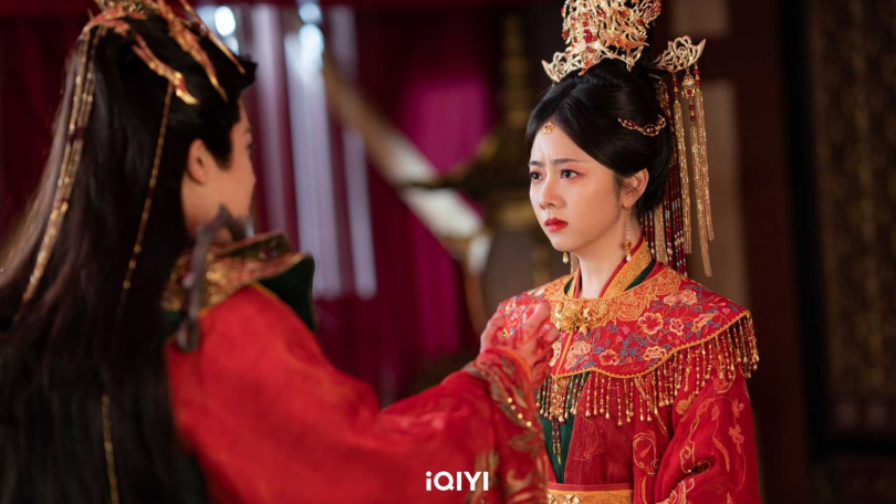 譚松韻（右）大婚之日被迫講出違心之論，拍攝時入戲太深淚崩喊停。（圖／iQIYI愛奇藝國際版）