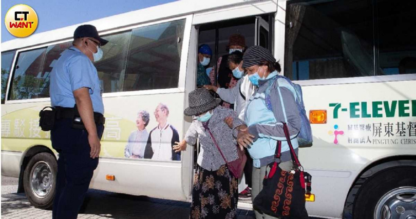 預防跌倒能省去不少後續醫療問題，讓長輩更快樂平安地安享晚年。圖非當事人。（示意圖／黃耀徵攝）