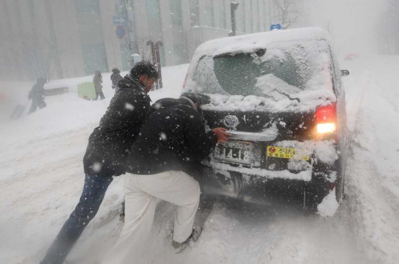 放路邊的車輛被厚雪掩埋，車主花數小時清理仍無法移動。