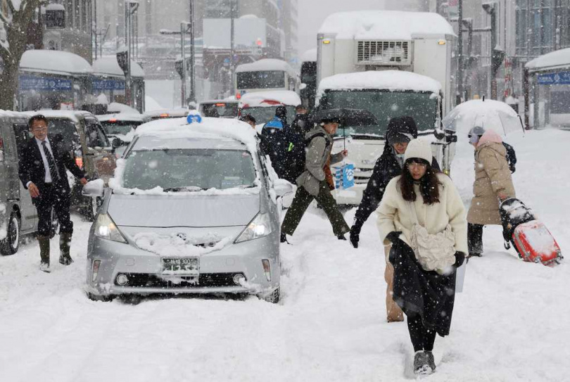 青森街頭積雪如牆，交通幾乎停擺。