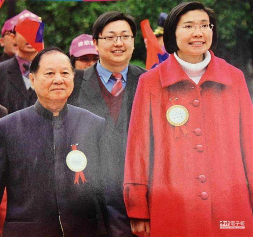 徐欣瑩與妙天過從甚密,2024年2月重回立院時,妙天還陪同她走紅毯。(圖/報系資料照)