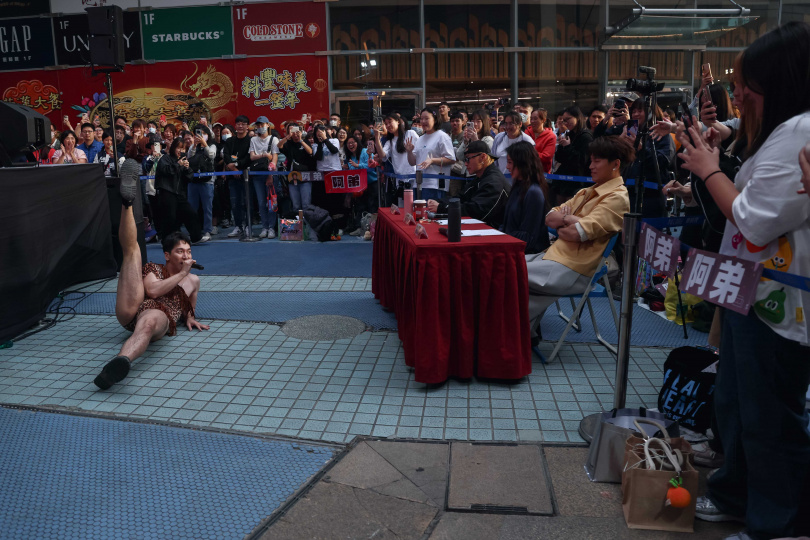 男參賽者穿豹紋泳裝讓丁噹與阿弟驚呆。（圖／相信音樂提供）