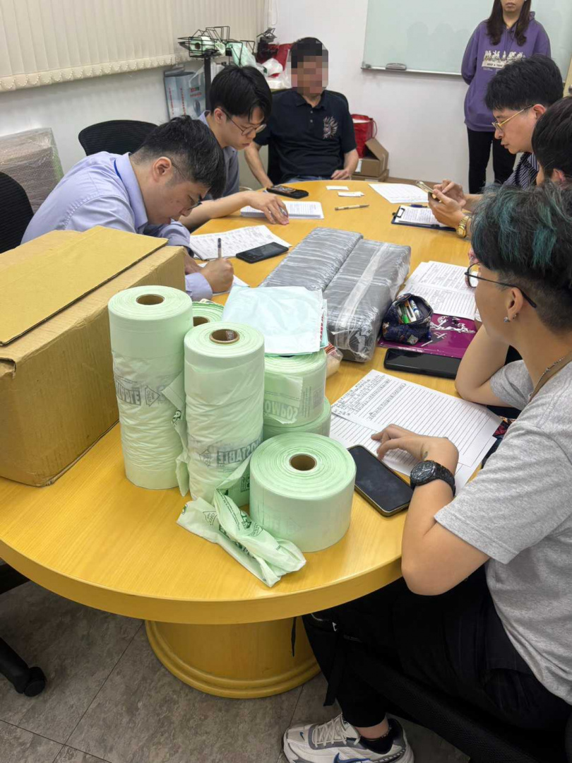 法務部召集跨部會小組聯合稽查塑膠製品。(圖/法務部提供)。
