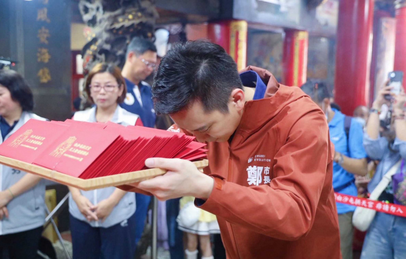竹北市長鄭朝方（圖）近期把2025年的壓轎金帶回白沙屯拱天宮加持，希望陌上花開季一切順利。（圖／翻攝自鄭朝方臉書）
