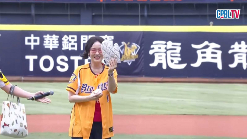 徐薇拿隔熱手套開球，笑翻網友。（圖／翻攝YouTube／CPBL 中華職棒）
