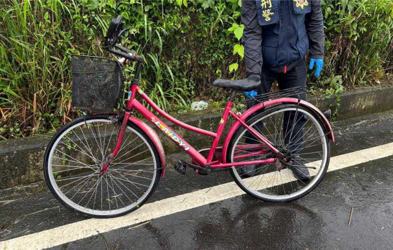 吳男騎腳踏車遭撞。（圖／翻攝畫面）