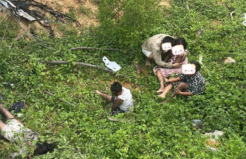一輛轎車懸掛陡坡邊緣，范楷閱與熱心民眾合力救出2名大人、3名孩童。