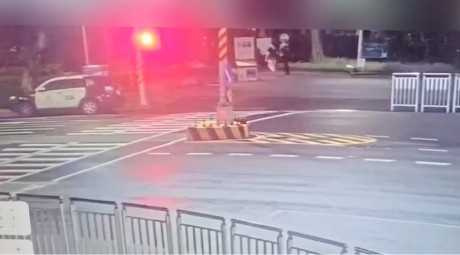 北市警方今天凌晨獲報後趕往大安森林公園找尋電子手環。(圖/翻攝畫面)