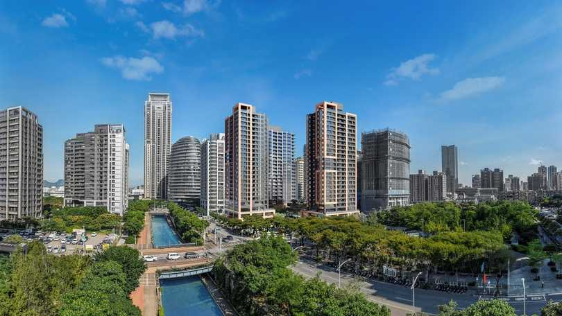 從中港綠堤到社區庭園，綠意串聯室內外生活。（圖／業者提供）