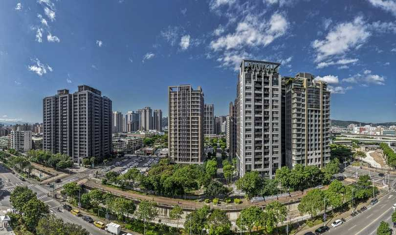 「中悦栢悦」擁有開闊棟距，窗前保有綠堤、樹冠與天空的視野留白。（圖／業者提供）