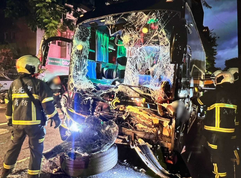北市中山區建國北路2段與民生東路2段事故6日凌晨發生一起車禍事故。(圖/翻攝畫面)