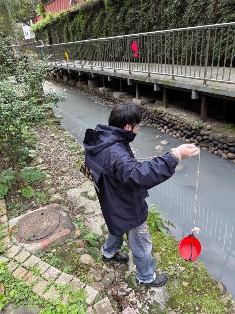 稽查人員進行水質取樣。（圖／新北市環保局提供）