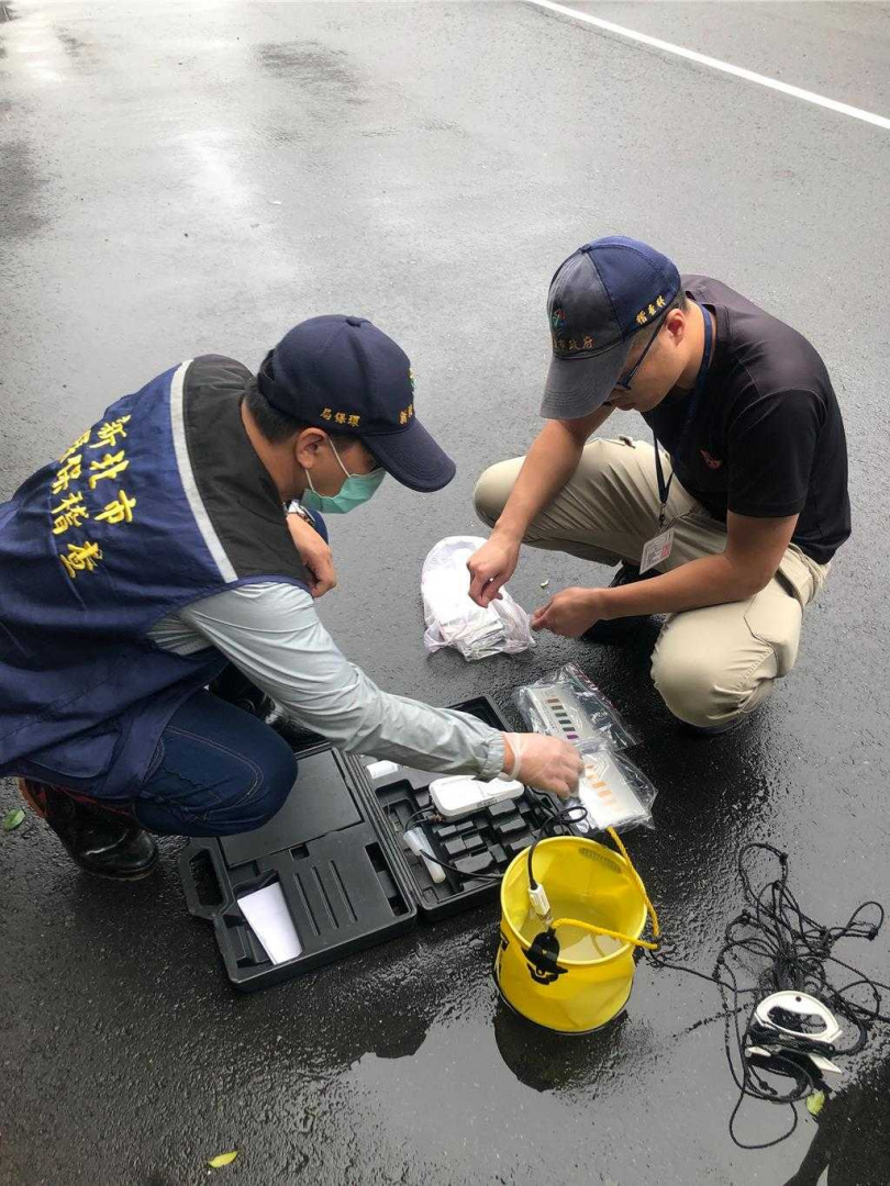 稽查人員進行水質檢測。（圖／新北市環保局提供）