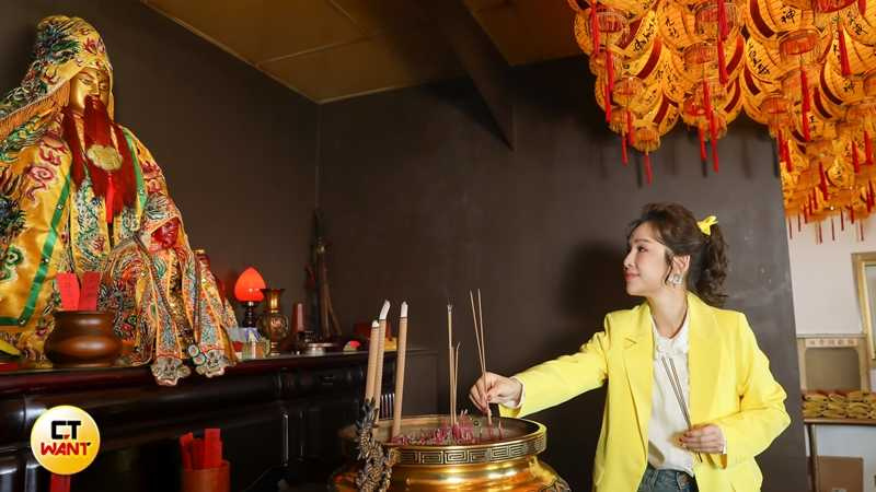 當年因為採訪台南維冠大樓倒塌災難,張齡予說回台北後每晚做惡夢疑似「煞到」,經友人介紹就此和五顯金福堂結緣至今。(圖/侯世駿攝)