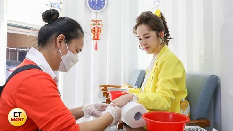 除了參拜、點燈求平安外,張齡予說一定會來一旁專業修甲修手皮修腳皮。(圖/侯世駿攝)