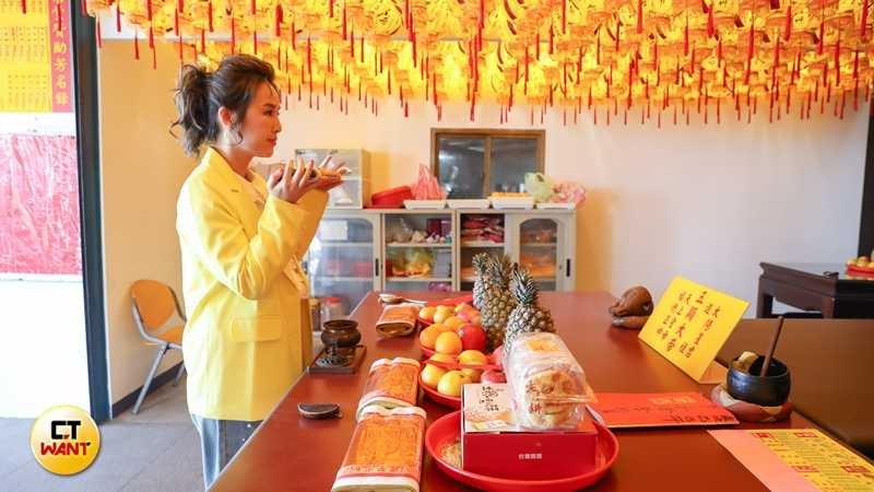 張齡予平常拜拜會準備大一、中二、小三共三種水果,還有糖果餅乾等供品。(圖/侯世駿攝)